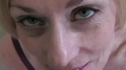 Tina nederlandstalige sex video laat closeup opgewonden vagina zien.