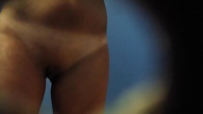 Twee lesbiennes brengen een naakt meisje hollandse sexfilms naar orgasme