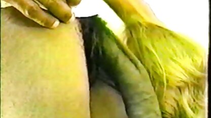 Maagd geniet van foto hollandse sexfilms ' s van een pornoblad en streelt zichzelf.