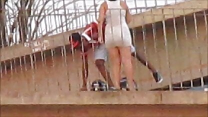 Sonya betast gratis poldertube de vagina met een man.