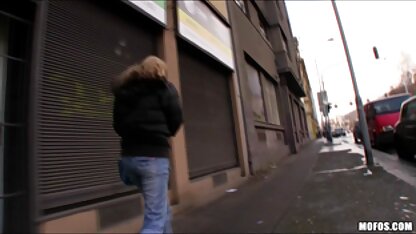 Een man die een buurman neukt op het dak van het gratis pornofilm nl huis.