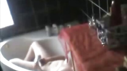 Het schoudermes pakken van een klein meisje dat hollandse sex films haar vriend Billenkoek geeft.
