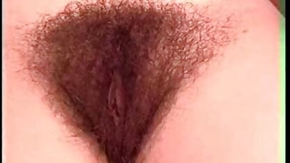 Schoonheid masseert de clitoris nederlandstalige sexfilms met deskundige vingerbewegingen