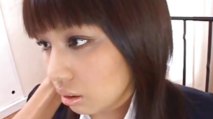 Koerier hollandse porno tube die een kantoormedewerker neukt in kousen en tepelpiercings