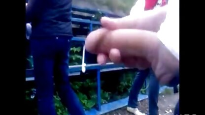 Volwassen stel nodigt jonge meisjes uit sex nl tube voor een triootje.