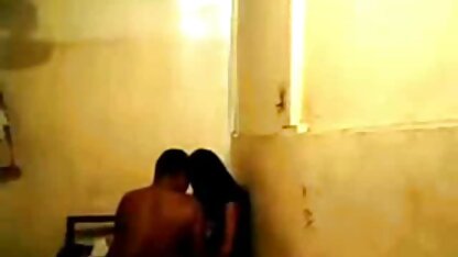 Samantha drukte een nederlandstalige pornofilms vinger op Manda en masturbeerde gretig.