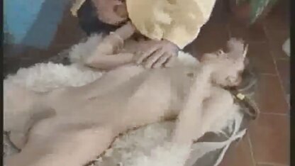 Een man die een vriendin neukt brunette sexy in de badkamer en klaarkomt op haar nederlandstalige porno film voeten