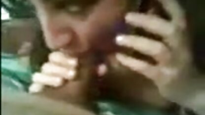 Lieve 18-jarige streelt zachtjes haar vagina in hollandse sex films haar bed.