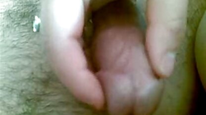 MILF met grote tieten die een pik strelen met haar tieten nederlandstalige pornofilms