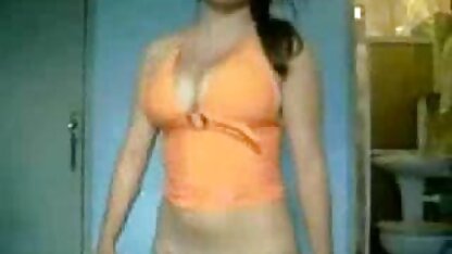 Broer wast zijn zus in bad en neukt haar. nl porno films