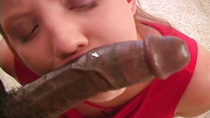 Pikaper verspreidt een jonge brunette dutch porno free voor een reünie.