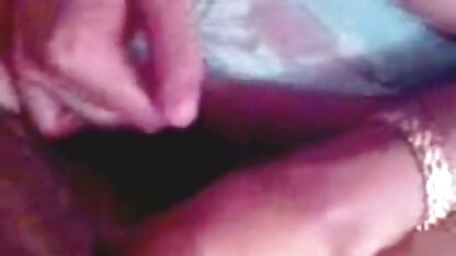 Schoonheid heeft twee nieuwe speeltjes: clit pump en vaginale poldertube lesbisch seks machine