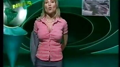 Ondeugend jong gratis nederlandstalige porno meisje besloot te masturberen met een lief meisje in de badkamer.