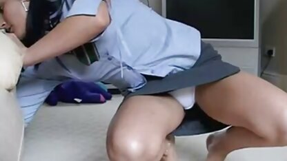 Meisjes laten poldertube hun slipje zien in draad porno.