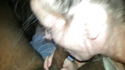Het meisje herinnert zich cam porn nl die man en masturbeert in de badkamer.