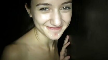 Margot in poldertube sex slipjes laat haar roze poesje zien.