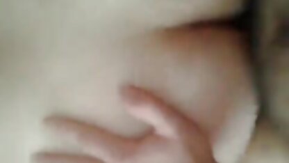 Drie jonge lesbiennes die poesjes strelen in een tuin. nederlandstalige sex video