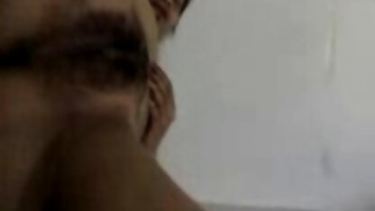 Bustige tiener met een dunne taille nederlanse sexfilms giet olie voor zichzelf