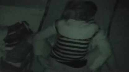 Lang meisje nederlandstalige sex films dat instemde naakt te poseren in openbare ruimtes