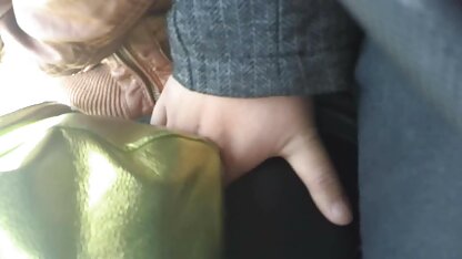Een politieagent neukt een blondine waar haar man bij is. poldertube lesbisch