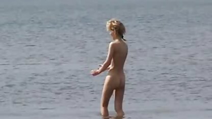 Jonge huishoudster deed haar shirt uit voor haar eigenaar, omwille van het geld. gratis hollandse sexfilms