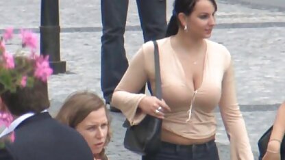 Stiekem van nl sexfilms haar man, een vrouw in kousen die haar nieuwe vriendin neukt.