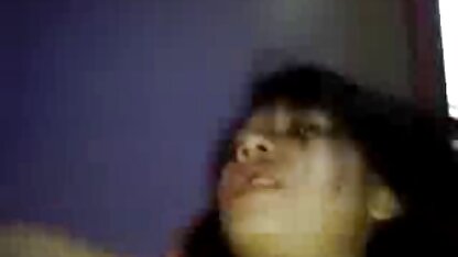 Busty minnares in latex strapon slaaf in kont en masturbeert haar nederlandstalige sex video met lul