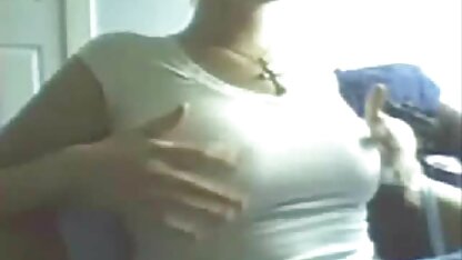 Verleidelijk blondje in een gratis nederlandstalige sexfilm kooi opgetild door latex meisjes