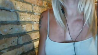 Ebony Tina hollandse porno tube pijpt een blanke man.