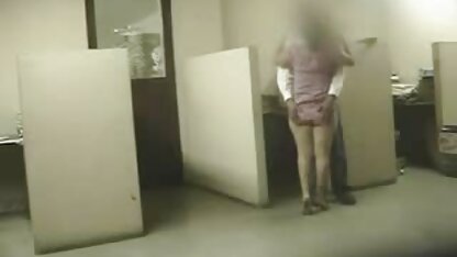 Kleine eikels van de man en gratis nl porno films bedank een jong meisje.