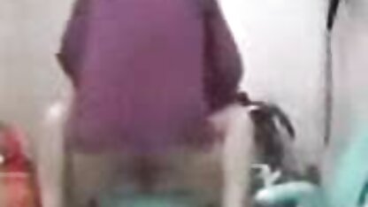 Rondborstige blonde nederlandstalige porno film vinger penis met handschoenen