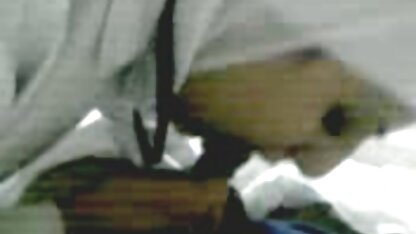 Naakt meisje dat een interessant boek leest op het strand cam porn nl