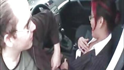 Jonge man bespioneert nederlanse sexfilms vrouwen en neemt ze mee naar de camera.