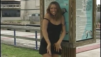 Een hollandse seks films vrouw met een korset en kousen domineert het lichaam van een man