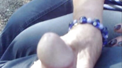 Sexy MILF begon haar poesje zo Harig te lachen waar mensen bij waren. nl sexfilms