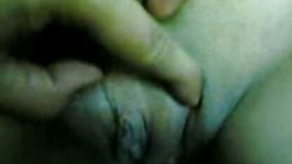 Man die een mooi gratis nederlandstalige porno Russisch meisje aan het bakken is in de keuken en sperma op de borst
