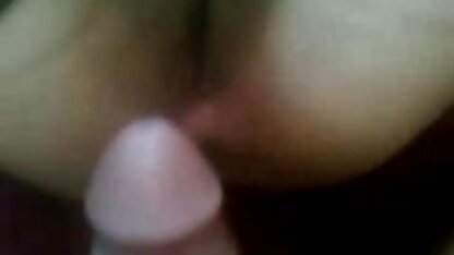 Een man om privé pornografie hollandse seksfilms te elimineren waarin een meisje haar kont blootlegt op de bodem van de lul van de man.