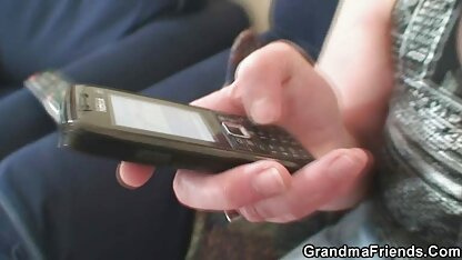 Prostituees die al klaar zijn poldertube met seks met drie mannen tegelijk.