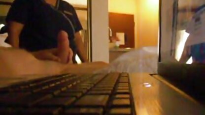 Russische meid likt de vagina van een meisje hollandse pornofilms in zwarte kousen op tafel