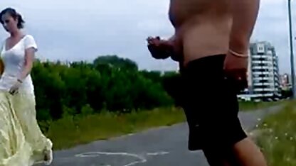 Biker die de korte broek van een slanke Amerikaan hollandse seks films uitdoet die zijn grote penis neukt