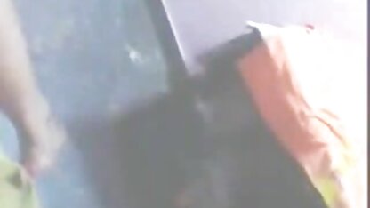 Bruine MILF geil porno free nl en geeft het op in haar kleren.