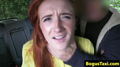 Klein meisje dat dutch porno free opgroeit op keukentafel