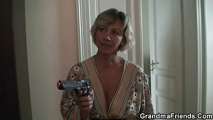 Sandra laat haar blote kont zien in een openbaar toilet. nederlandstalige sex films