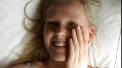 Lesbiennes poldertube sex in corsetten en kousen brengen een vastgebonden vrouw tot een orgasme