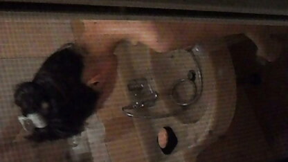 De bewaker bracht de brunette naar de achterkamer en neukte in gratis nederlandstalige sexfilms de mond.