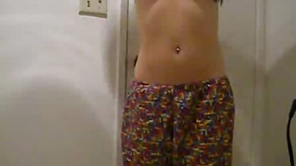 Na het verliezen van de stripkaart, sex nl tube zuigt een mooie vrouw een lul aan haar zoon.